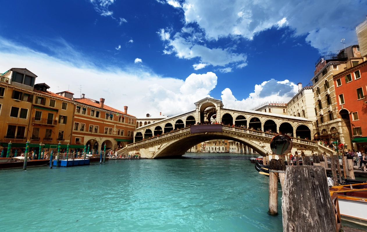 венеция, италия, мост, каналы, гондолы, бирюзовые, синие, бежевые, коричневые, архитектура