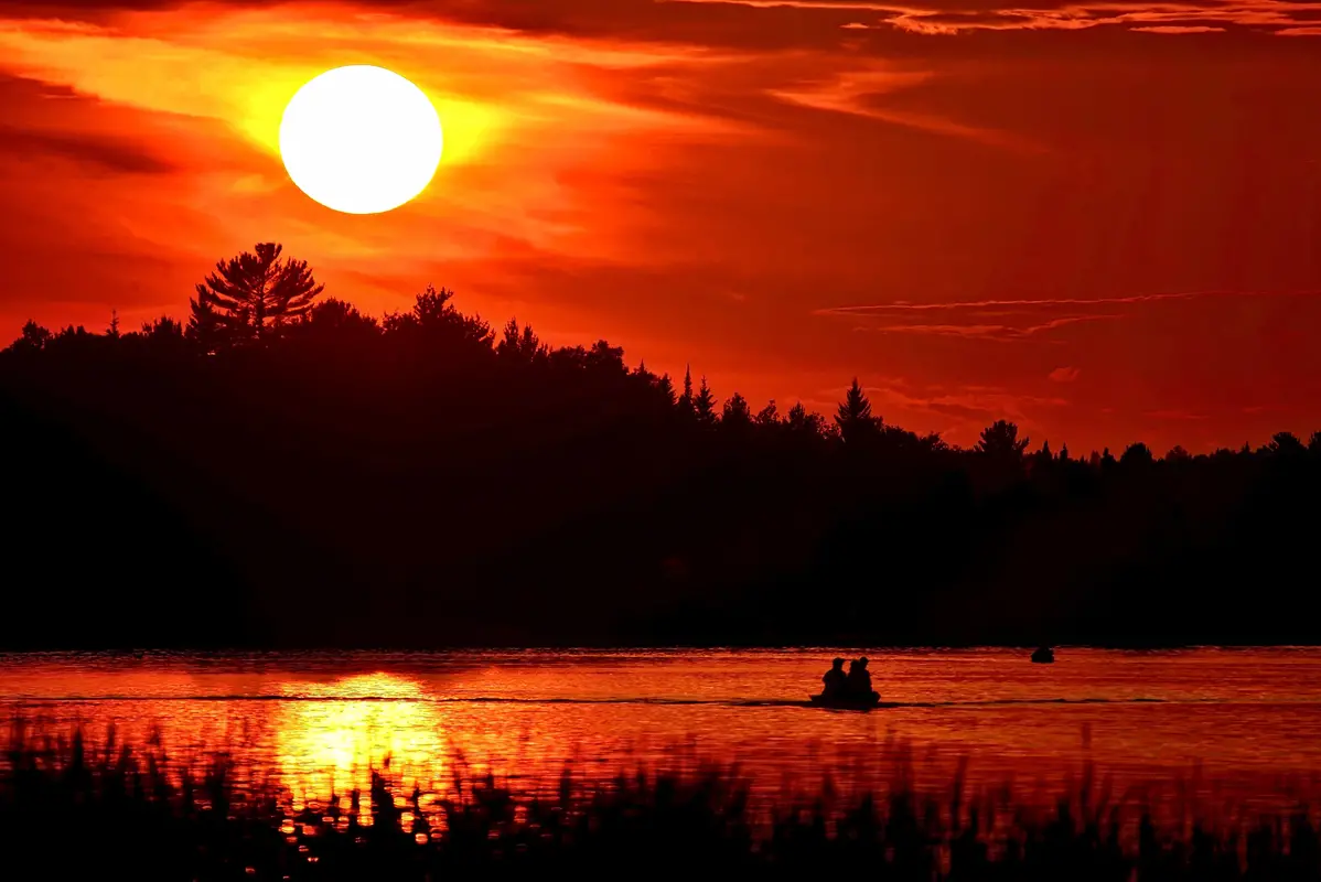 закат, озеро, небо, ночное небо, природа, отражение, лодка, люди, лес, черный, красный, оранжевый, бордовый, черные, красные, оранжевые, бордовые