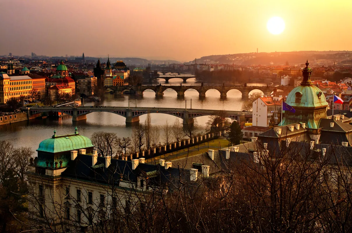 Чехия, вид на город, река, мост, оранжевые, желтые