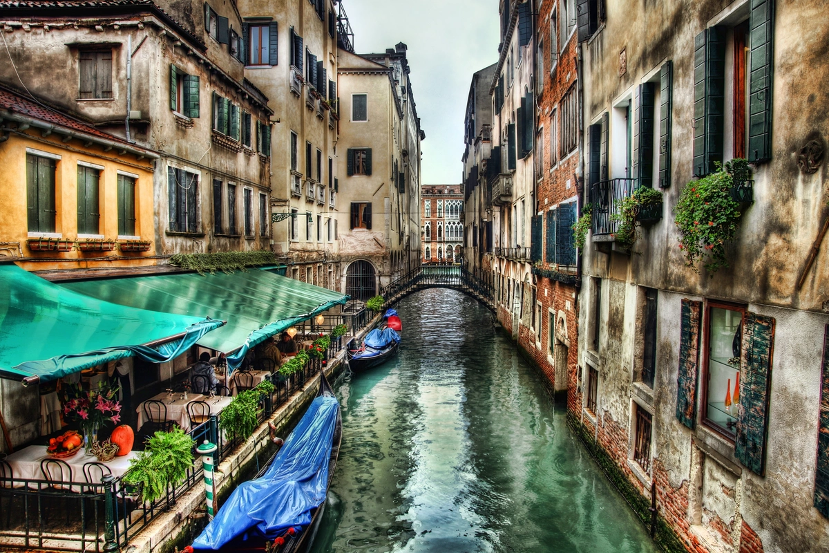 венеция, канал, кафе, гондола, красные, желтые, серые