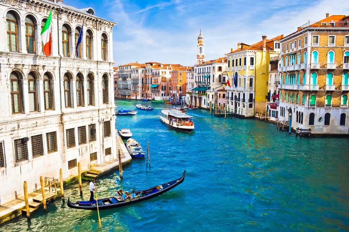 италия, венеция, дома, водный канал, гандолы, голубые, бежевые