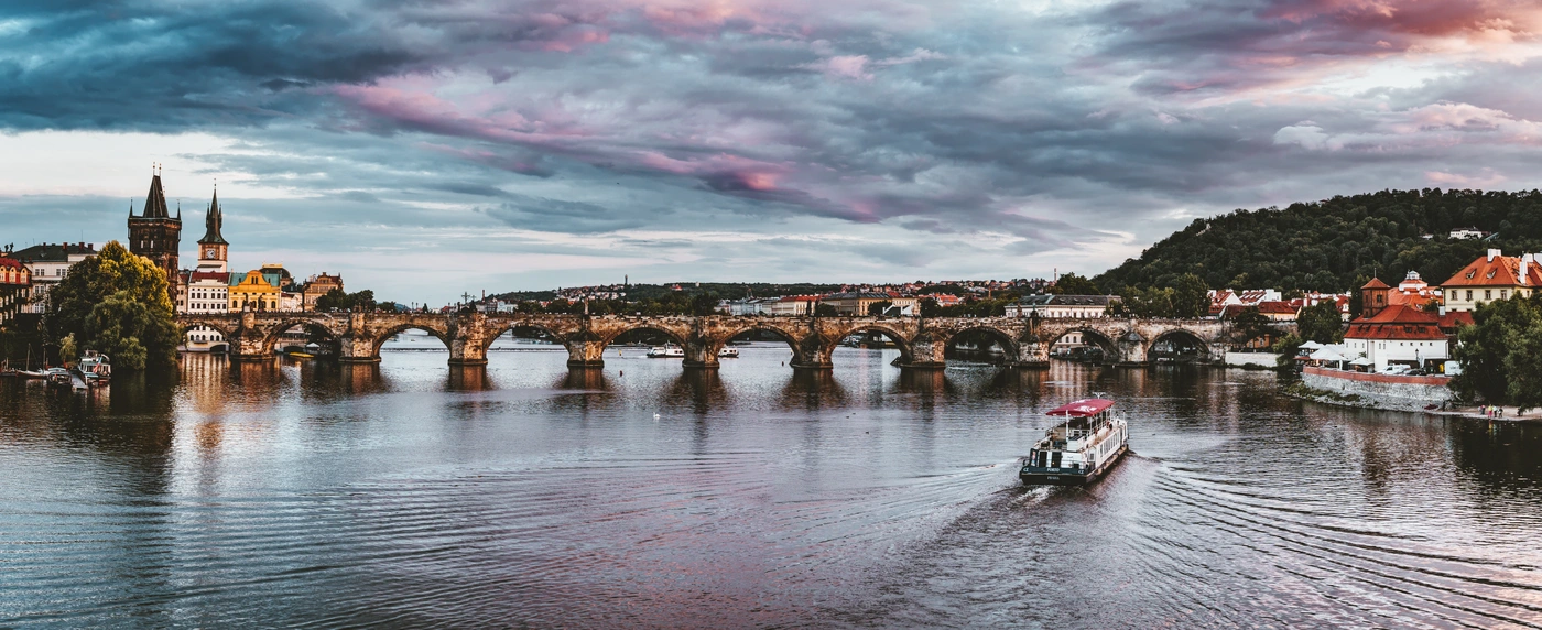 Прага, чешская республика, закат, город, чарльз-мост, молдова, река, кораблик