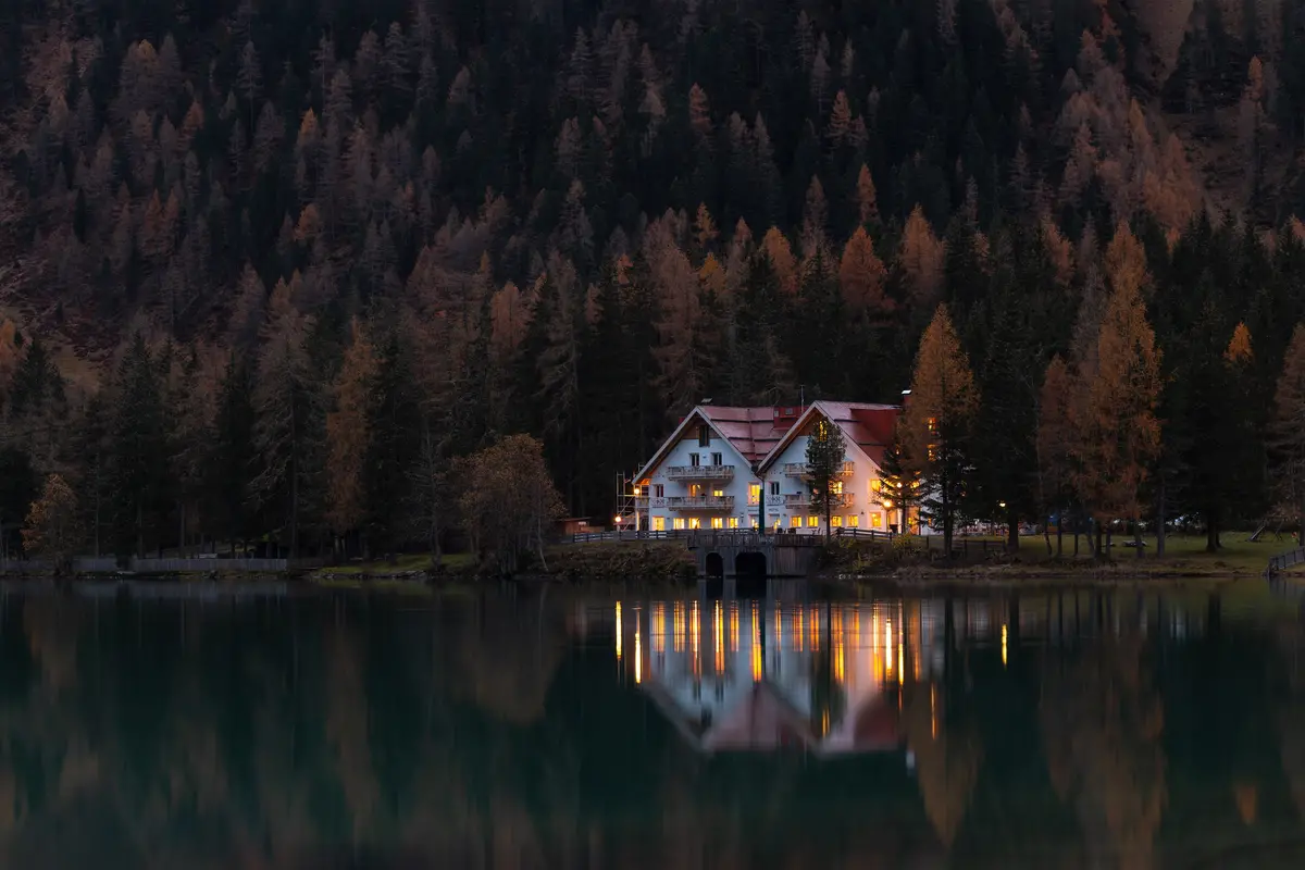 озеро, дом у озера, вечер, отражение, лес, дом, коричневый, серые, коричневые, серый