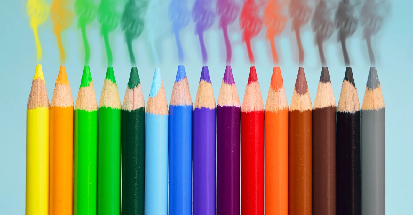 карандаши, дым разноцветный, желтые, оранжевые, синие, зеленые, красные, коричневые, чёрные, серые