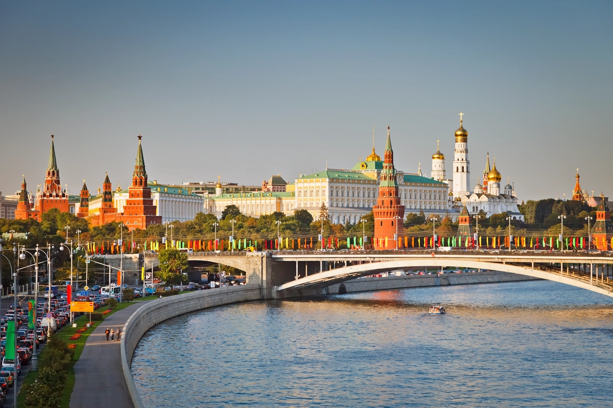 Москва, Кремль, река, мост, машины, зеленые, желтые
