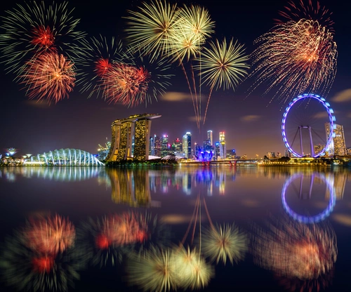 сингапур, ночь, праздник, салют, небоскрёбы, залив, отражение, синие, жёлтые, красные