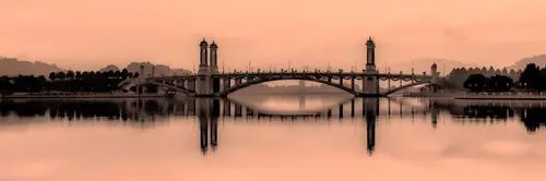мост, столбы, вода, река, деревья, город, дымка, розовые, отражение, бежевые, персиковые