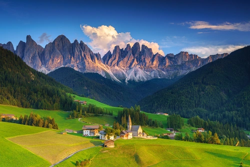 горы, италия, часовня, поле, зеленые, коричневые, голубые