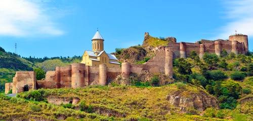 тбилиси, крепость, горы, трава, церковь, голубые, коричневые, зелёные