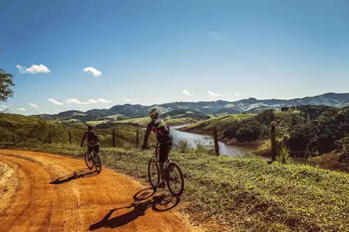 спорт, велосипед, велосипедисты, туризм, река, горы, гора, горизонт, голубые, зеленые, оранжевые