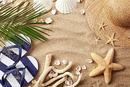 предметы, пляж, песок, шляпа, морская звезда, ракушки, пальма, сланцы, бежевые, зелёные, синие
