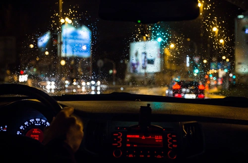 машина ,вид через лобовое стекло, руль, радио, дождь, дорога, город, чёрные, коричневые