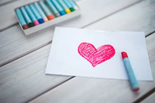 рисунок, карандаши, мелки, сердце, любовь, светлые, серые, красные