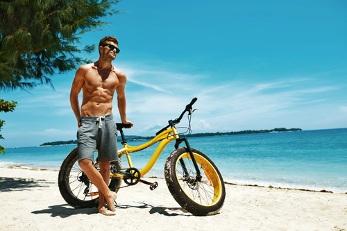 мужчина, велосипед, пляж, небо, море, песок, отдых, голубые, серые, зелёные