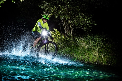парень, велосипед, спорт, горная река, лес, деревья, зелёные, синие