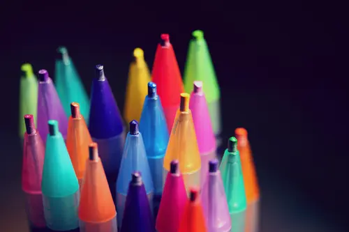 предмет для рисования, цветные карандаши, чёрные, голубые, оранжевые