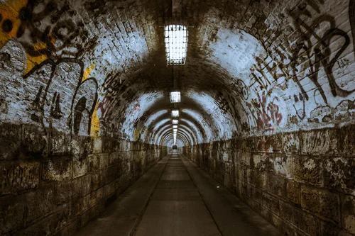 тоннель, туннель, коридор, граффити, дорога, подземка, подземный, коричневые, темные, белые