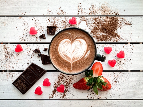 кофе, латте, капучино, шоколад, клубника, сердце, светлые, белые, коричневые, красные