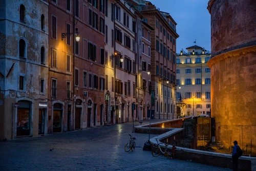 улица, рим, италия, архитектура, фасад, здание, ночь, вечер, фонари, велосипед, коричневые, серые