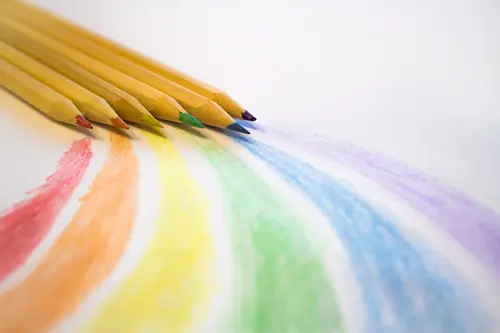 карандаши, разноцветные, цветные, красный, оранжевый, желтый, зеленый, голубой, фиолетовый, белый фон