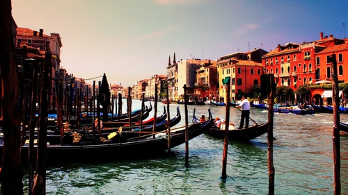 венеция, река, вода, гандолы, дома, туристы, красные, голубые, чёрные