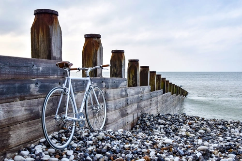 предметы, пляж, велосипед, небо, море, камни, берег, деревяная стена, голубые, серые
