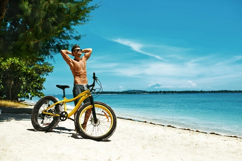 парень, велосипед, отдых, природа, море, пляж, песок, небо, лето, голубые, зелёные, бежевые