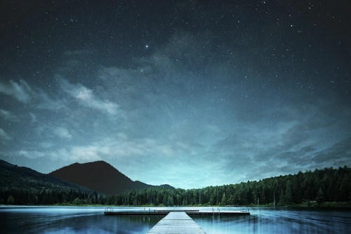 небо, горизонт, ночь, звезды, вода, озеро, пруд, море, понтон, лес, горы, гора, темные, голубые, синие, зеленые
