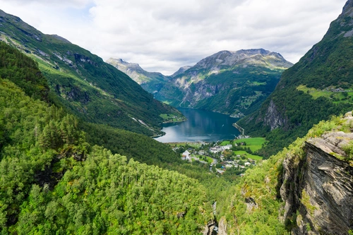 Норвегия, горы, утёс, Гейрангер Фьорд, лес, вода, зелёные