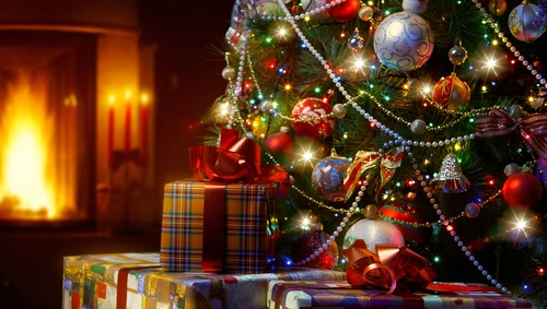ель, подарки, шары, новый год, праздник, камин, желтые, интерьер, зеленые, красные