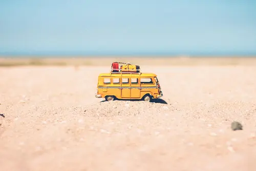 детские, игрушечная машинка, игрушка, песок, пляж, горизонт, небо, голубые, бежевые